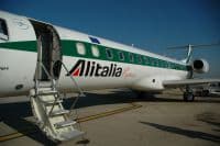 Сегодня у итальянского национального авиаперевозчика Alitalia - последний шанс избежать банкротства. У компании остается один день на то, чтобы найти 52 млн евро.