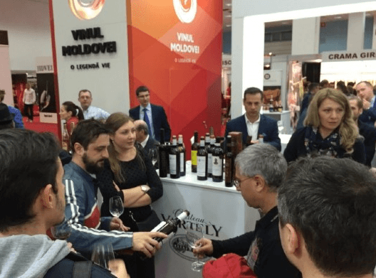 Vinurile produse de 23 de companii din Moldova, apreciate la o expoziție importantă din România