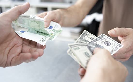 Объем денежных переводов за первые два месяца 2015 года сократился на 23,4%