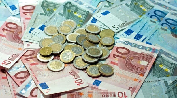 Cotaţiile maxime de vînzare afişate de casele de schimb valutar au depăşit 17 lei/USD şi 20 de lei/euro