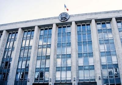 11 законов, которые правительство Молдовы утвердило 21 июля, взяв на себя политическую ответственность перед парламентом, считаются принятыми