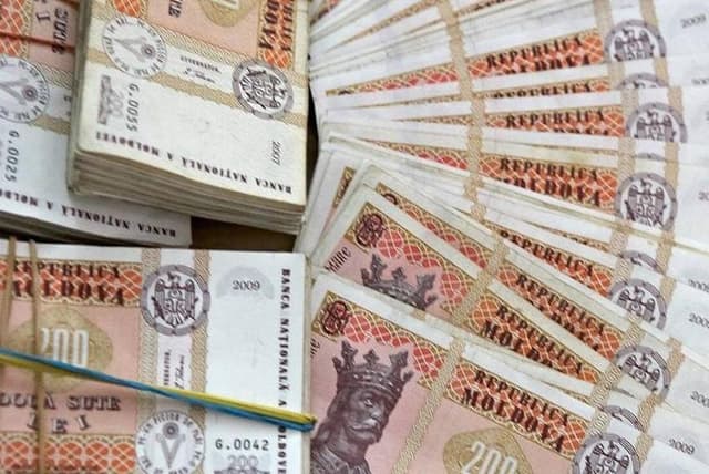 În iulie leul s-a depreciat față de dolar cu aproape 3%