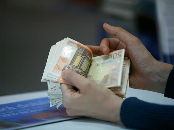Предложение валюты значительно выросло в первой половине марта