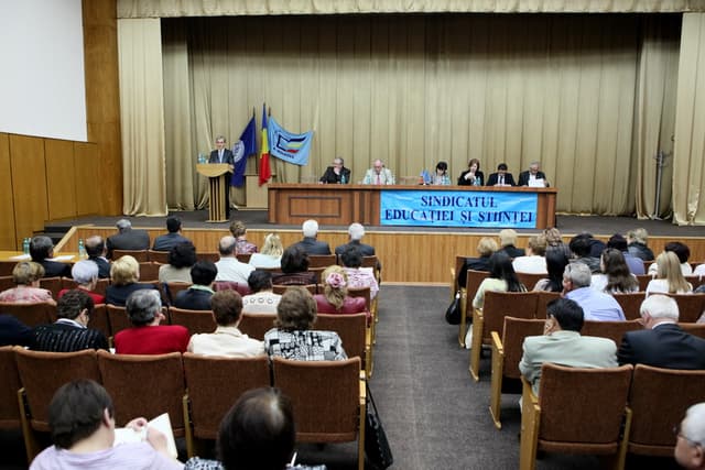 Guvernul va majora cu 20 la sută salariile pedagogilor, din 1 septembrie 2014