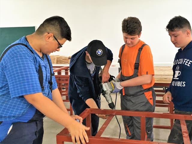 Cheltuielile entităților pentru formarea profesională prin învățământ dual ar putea fi compensate