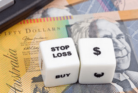 Эксперты: Спокойная ситуация на валютном рынке граничит с "осторожностью"