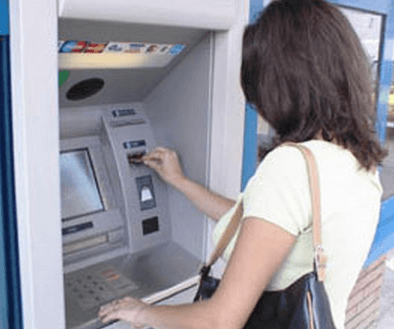 Греки, в отличие от туристов, смогут снять в банкоматах только 60 евро