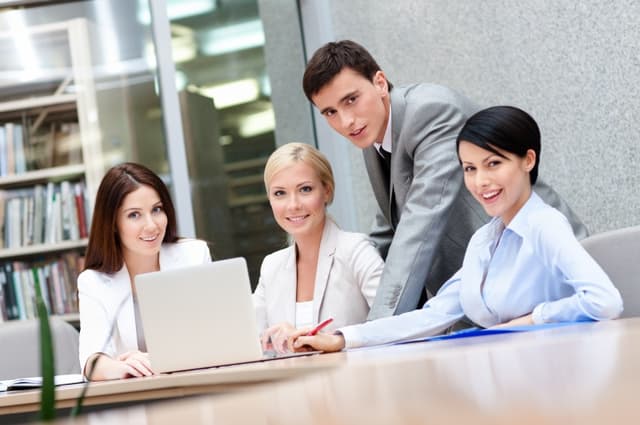 Tinerii care doresc să devină antreprenori au şansa să-şi atingă visul participând la şcoala de vară