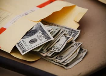 В России госслужащих наградят за сообщения о взятках