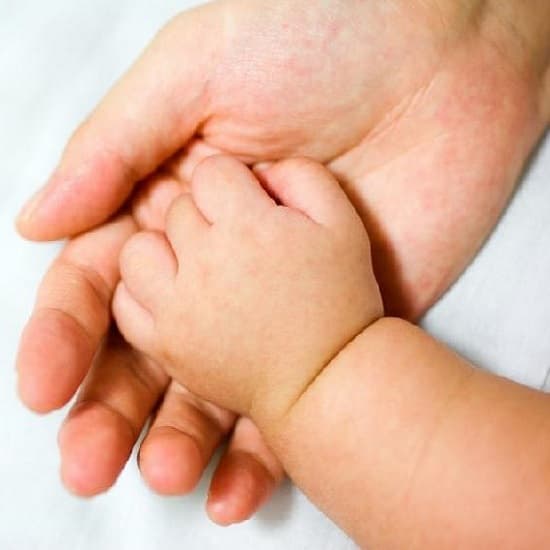 Indemnizația pentru îngrijirea copilului nu va fi suspendată