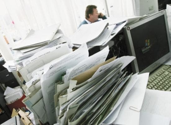 Funcționarii vor primi prime anuale promise acum patru ani