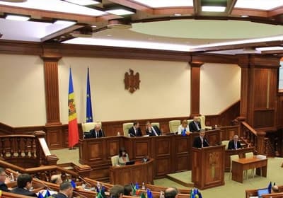 Parlamentul Moldovei a aprobat, în prima lectură, amendamentele la Legea privind societăţile pe acţiuni, orientate spre protecţia intereselor şi drepturilor investitorilor.
