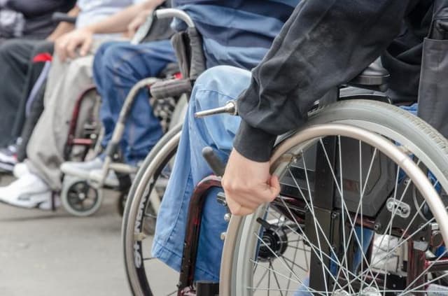 Mai multe competenţe pentru persoanele cu dizabilităţi