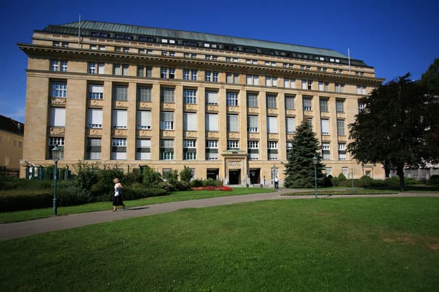 Raport al Băncii Naţionale a Austriei: atenţie la riscurile din Est