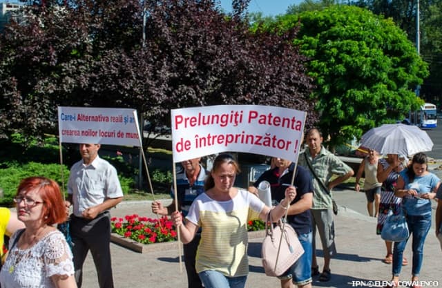 Micii antreprenori în comerț ar putea plăti pentru patentă de 2-3 ori mai mult în 2017