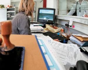 Bugetarii din mai multe raioane riscă să rămână fără salarii