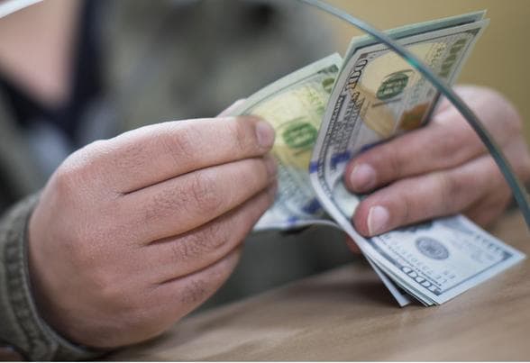 Locuitorii Moldovei vînd tot mai puţină valută