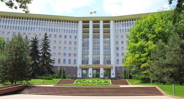 Парламент Республики Молдова приглашает молодых людей на программу стажировки