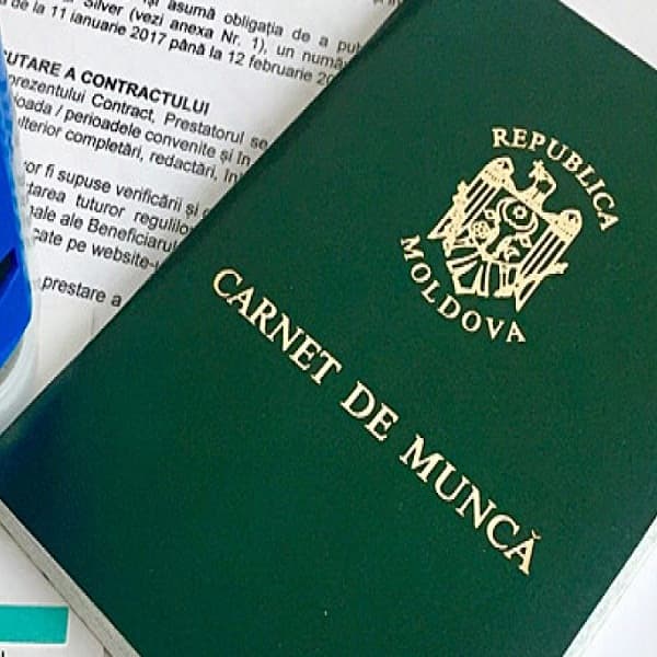 Continuă scanarea carnetelor de muncă