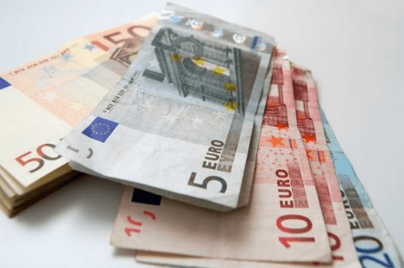 Băncile comerciale cer aproape 22 de lei pentru un euro