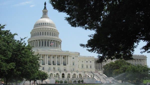 Госучреждения США остались без денег из-за противостояния в конгрессе
