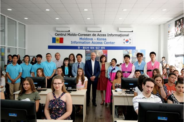 Peste o sută de tineri moldoveni vor beneficia de instruire gratuită în domeniul IT