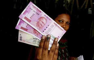 Индия введет в оборот пластиковые купюры