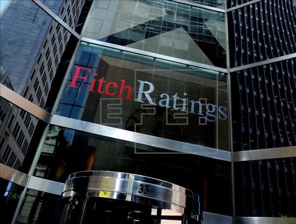Fitch изменило прогноз суверенных рейтингов РФ на стабильный с негативного