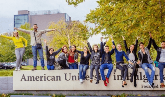 Tinerii din Moldova pot aplica pentru burse la Universitatea Americană din Bulgaria