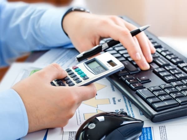 Care sunt formulele contabile in cazul restituirii a contravalorii unui bun returnat de catre cumpărător în comerțul cu amănuntul? Care vor fi inregistrările în registrul de vînzări și în Declarația privind TVA?