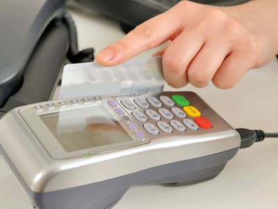 Parlamentul European a aprobat plafonarea comisioanelor interbancare la tranzacţiile cu carduri