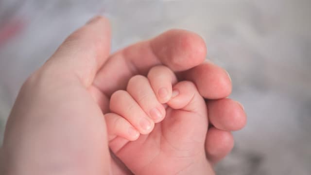 Пособие по материнству и по воспитаню ребенка в случае, когда жена находится на содержании у застрахованного мужа, а муж отработал на предприятии всего 10 дней