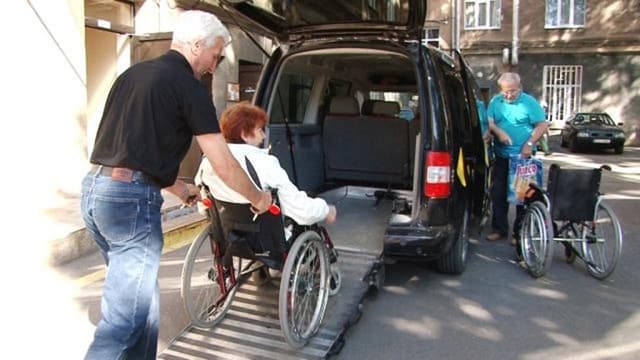 Operatorii de taxi, obligați să asigure mașini pentru persoanele cu dizabilităţi