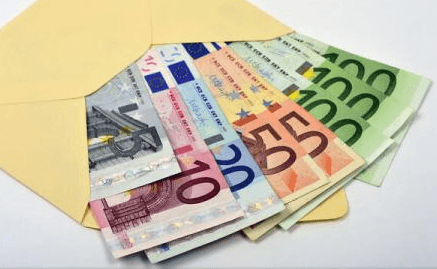 Directorii marilor companii britanice câștigă în două zile salariul mediu anual