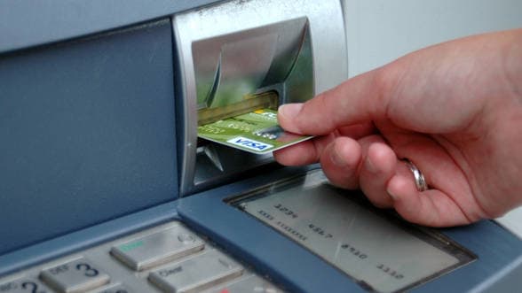 Suedia începe să desfiinţeze bancomatele