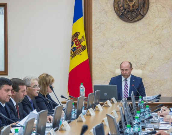 Guvernul a aprobat listele elevilor şi studenţilor care vor primi burse de merit în anul de studii 2015 – 2016