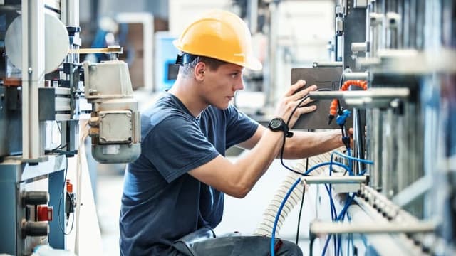 Producția industrială în primul semestru a crescut cu peste 13%