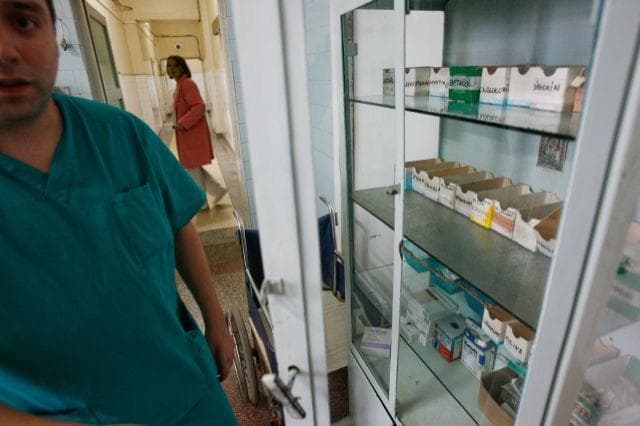 Efectele deprecierii monedei naționale: Agenții economici refuză să livreze medicamente spitalelor din țară