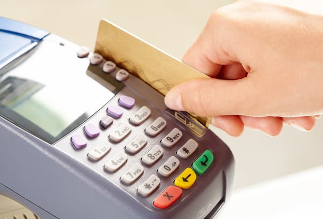 Grecia vrea să reducă TVA la cumpărăturile prin card, pentru a combate evaziunea