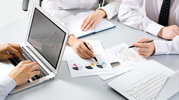 În cadrul inventarierii am depistat lipsuri foarte mari... Vinovatul cred că deja nu mai poate fi găsit... Cum să procedez, care este procedurea de contabilizare a acestor lipsuri din punct de vedere contabil, dar și fiscal? Care este procedura cu T.V.A.? Trebuie cumva întors? Care sunt pașii? Ce acte sunt necesare de inocmit la depistarea lipsurilor?