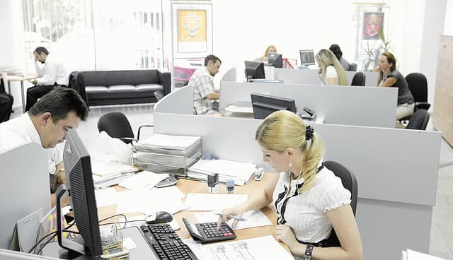 Banca Naţională va putea limita retragerile de valută de pe conturile deţinute la bănci