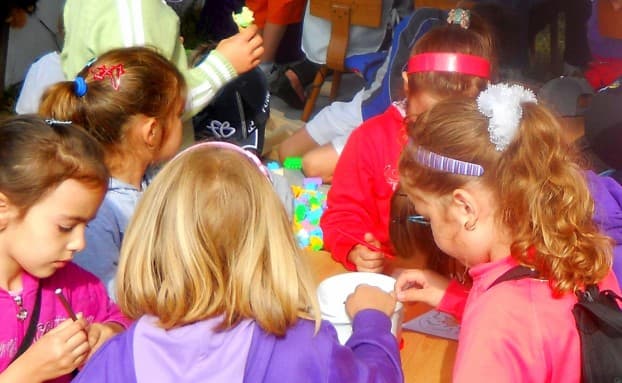 Copiii din casele de copii  de tip familial vor avea indemnizații mai mari