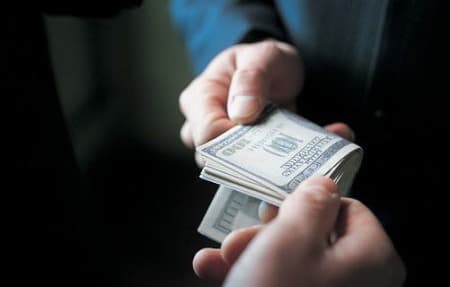 Urmare a unei operaţiuni comune a IFPS şi CNA, a fost reţinut un inspector fiscal din cadrul IFS pe municipiul Chişinău