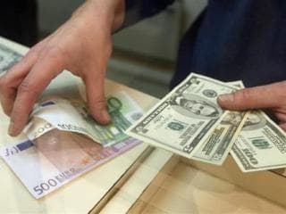 Кассиры коммерческих банков утверждают, что население массово сдает доллары и евро