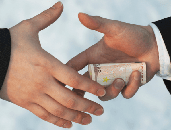 Oamenii de afaceri au dat în 2015 mită de peste 380 de milioane de lei