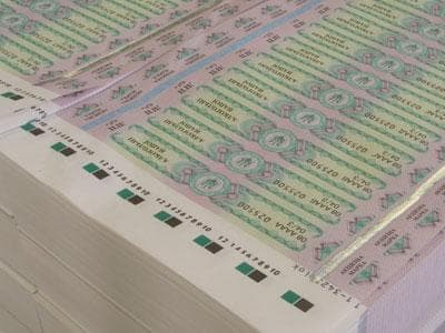 Guvernul nu este în drept să stabilească termenul limită de folosire a timbrelor de acciz de model vechi. Contribuabilii sancţionati cu amendă de 50 mii lei pentru comercializarea produselor marcate cu timbru de acciz nevalabil (vechi) pot să-şi revizuie amenzile care le-au fost aplicate