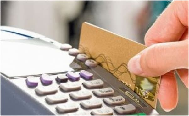 România: Populaţia va putea achita taxele cu cardul. Comisioanele vor fi suportate de stat, la maxim 0,3% din valoarea tranzacţiei