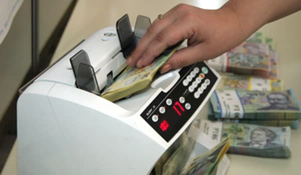 Țara care limitează drastic comisioanele bancare