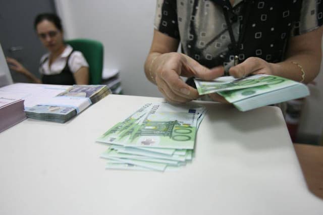 Volumul remitenţelor în Moldova s-a redus cu circa o treime