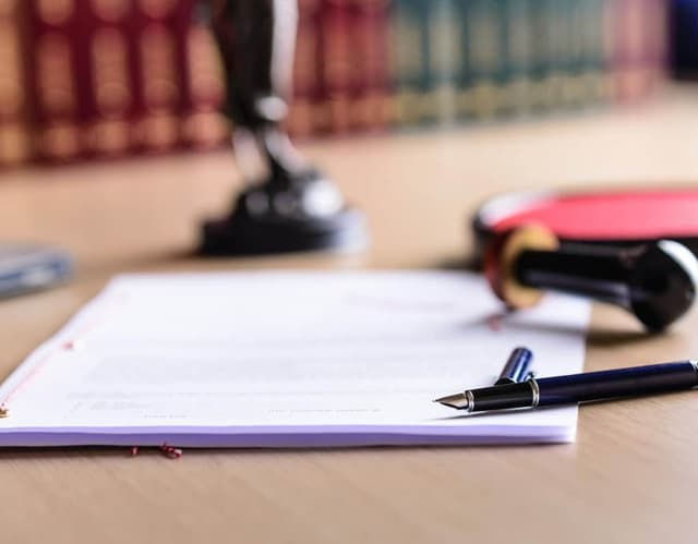 Об обязательстве нотариусов осуществить ОГСС и ОМС лиц, нанятых на основании договора об оказании услуг